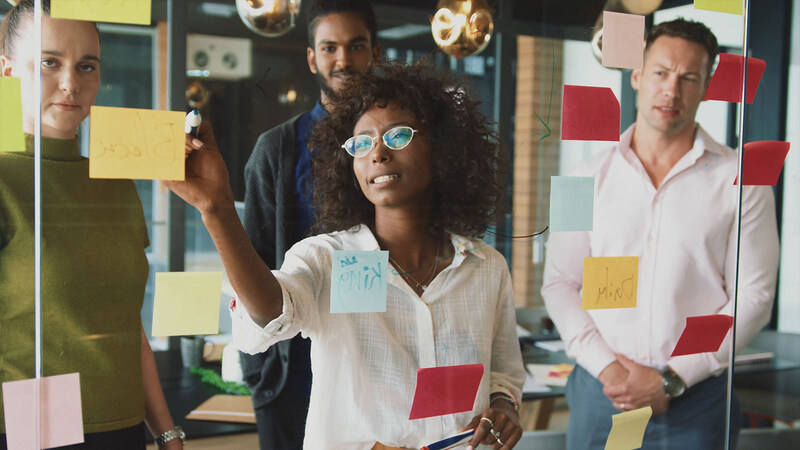 Sticky notes in a meeting on a see through board